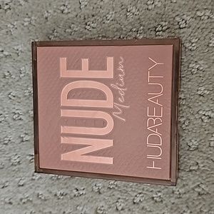 Huda beauty nude medium eyeshadow palette